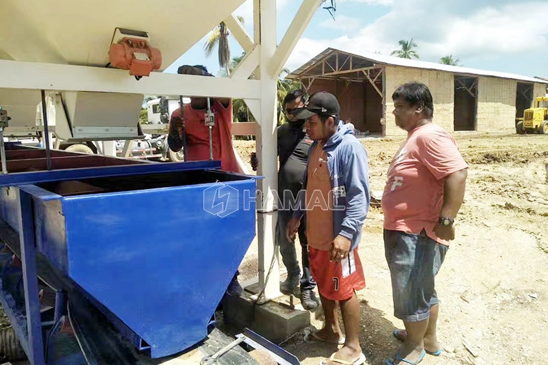Operator pabrik pencampuran beton sedang belajar