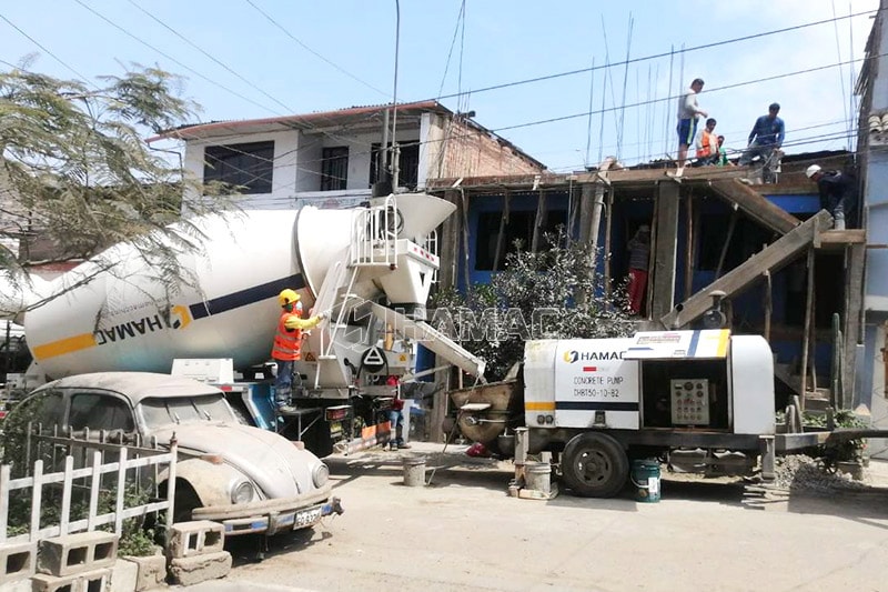 Pompa beton diesel DHBT50 untuk dijual bertemu dengan truk mixer transit HAMAC secara kebetulan.