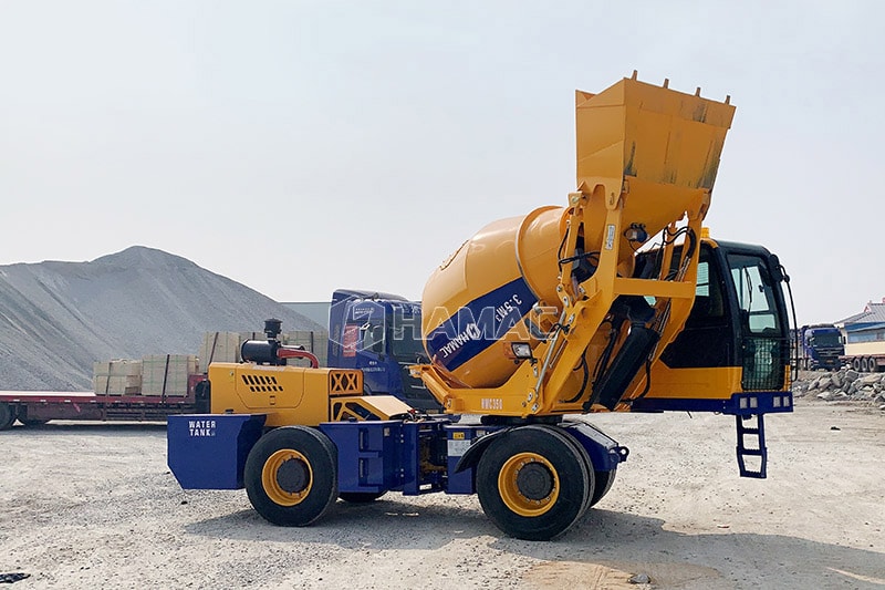 Mixer beton swa-muat HMC350 kedua sedang diuji sebelum pengiriman.