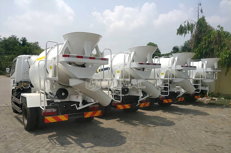 Foto tampilan depan 4 set truk mixer.