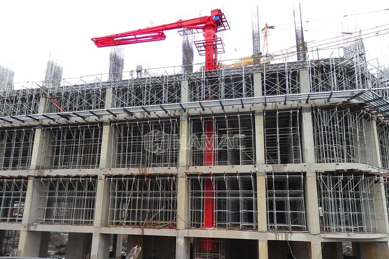 Self-climbing placing boom dipasang di bangunan