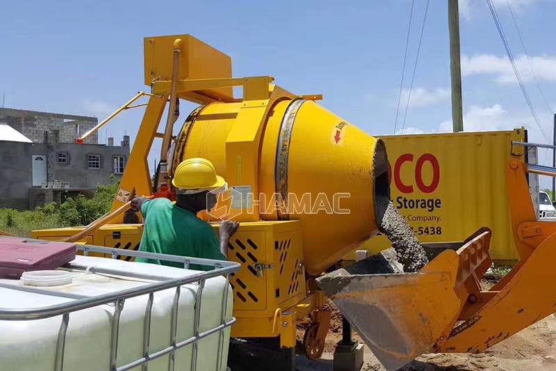 Mixer beton diesel JZR500 bekerja di lokasi