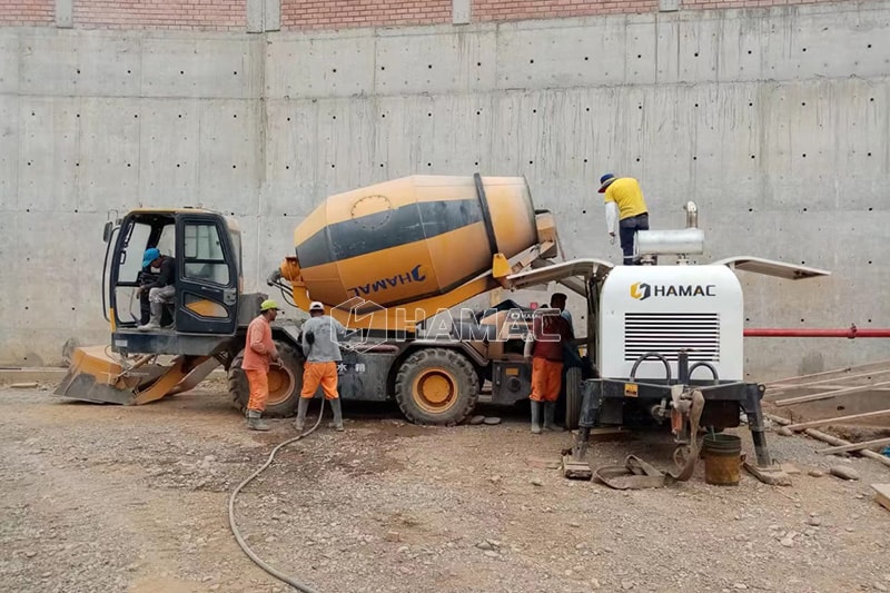Mixer Beton Swa-pemuatan 4.0m3 bekerja untuk bengkel di Peru