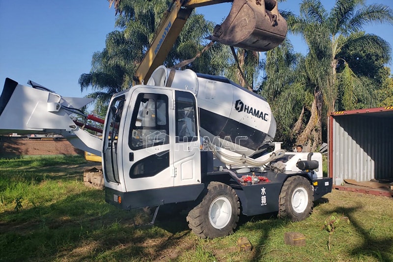 Mixer Beton Swa-pemuatan 4.0m3 bekerja untuk konstruksi jalan di Peru