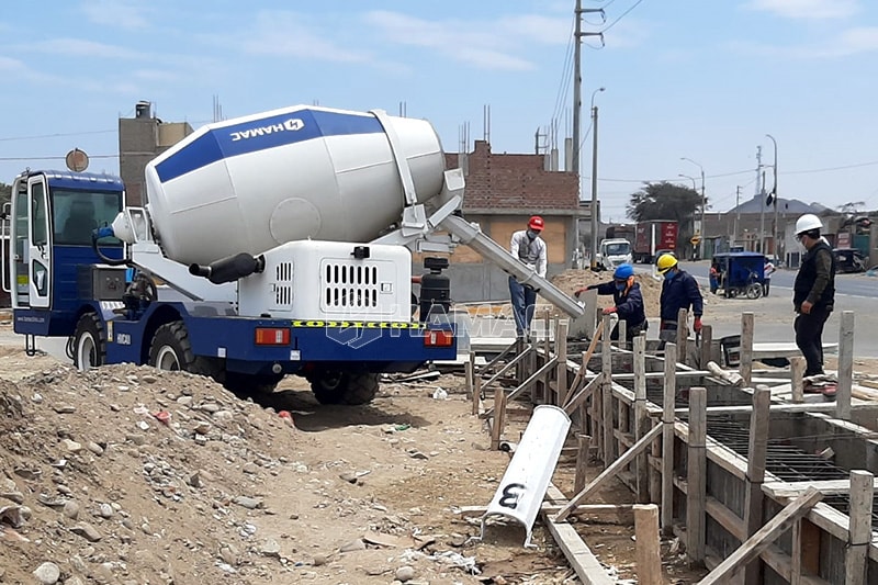 Mixer Beton Swa-pemuatan 4.0m3 bekerja untuk konstruksi rumah di Peru