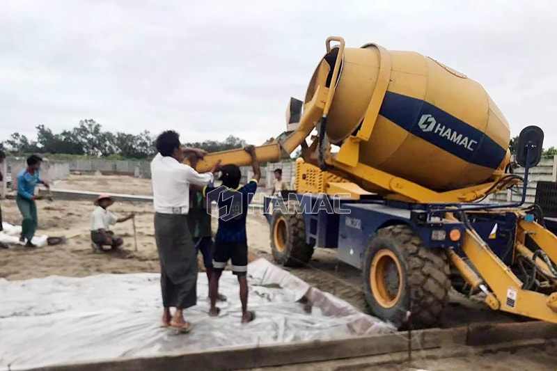 Mixer Beton Swa-pemuatan 2.0m3 bekerja untuk konstruksi rumah di Myanmar