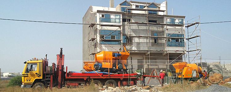 Dua set mixer beton dengan pompa tiba di lokasi pelanggan