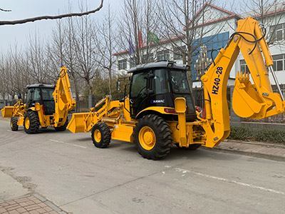 <b>Dua unit backhoe loader dikirim ke klien kami</b>